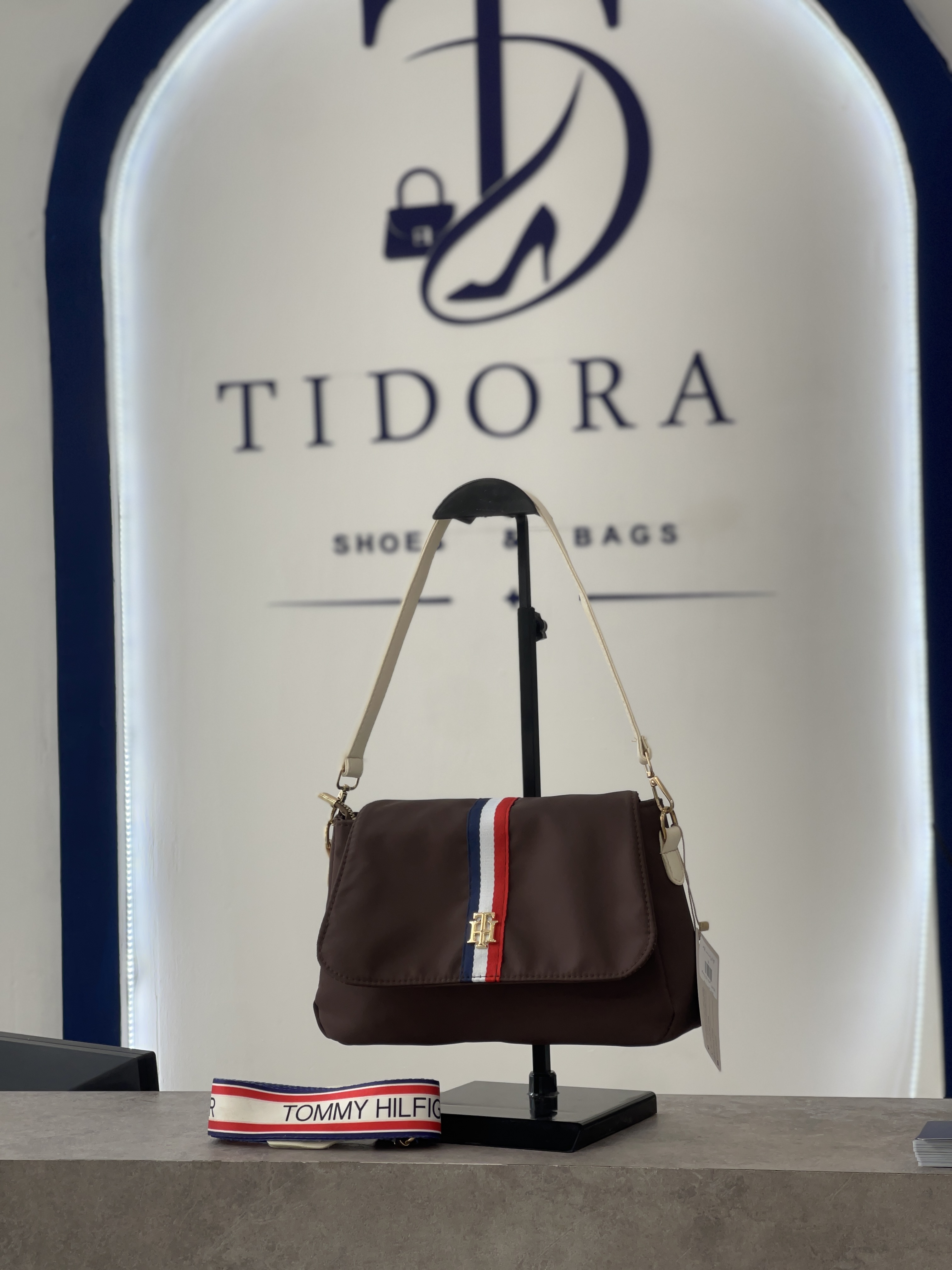 کیف دوشی زنانه مدل Tommy Hilfiger
